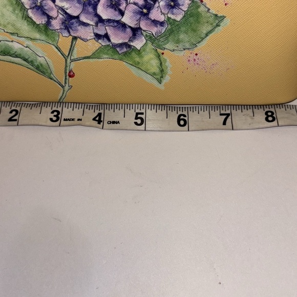 WRENDALE BRAND YELLOW HYDRANGEA WITH BEES AND LADYBUG DESIGN
VINYL ZIP CLOSURE - Picture 11 of 12